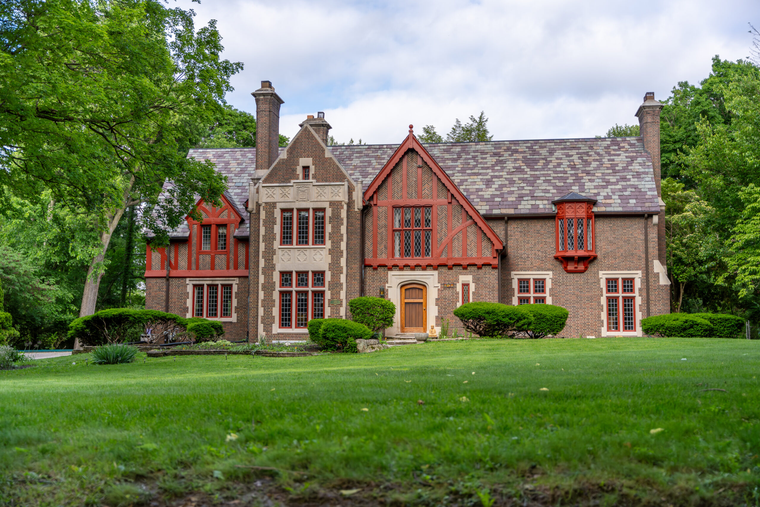 Exterior picture of two story estate in Meridian-Kessler