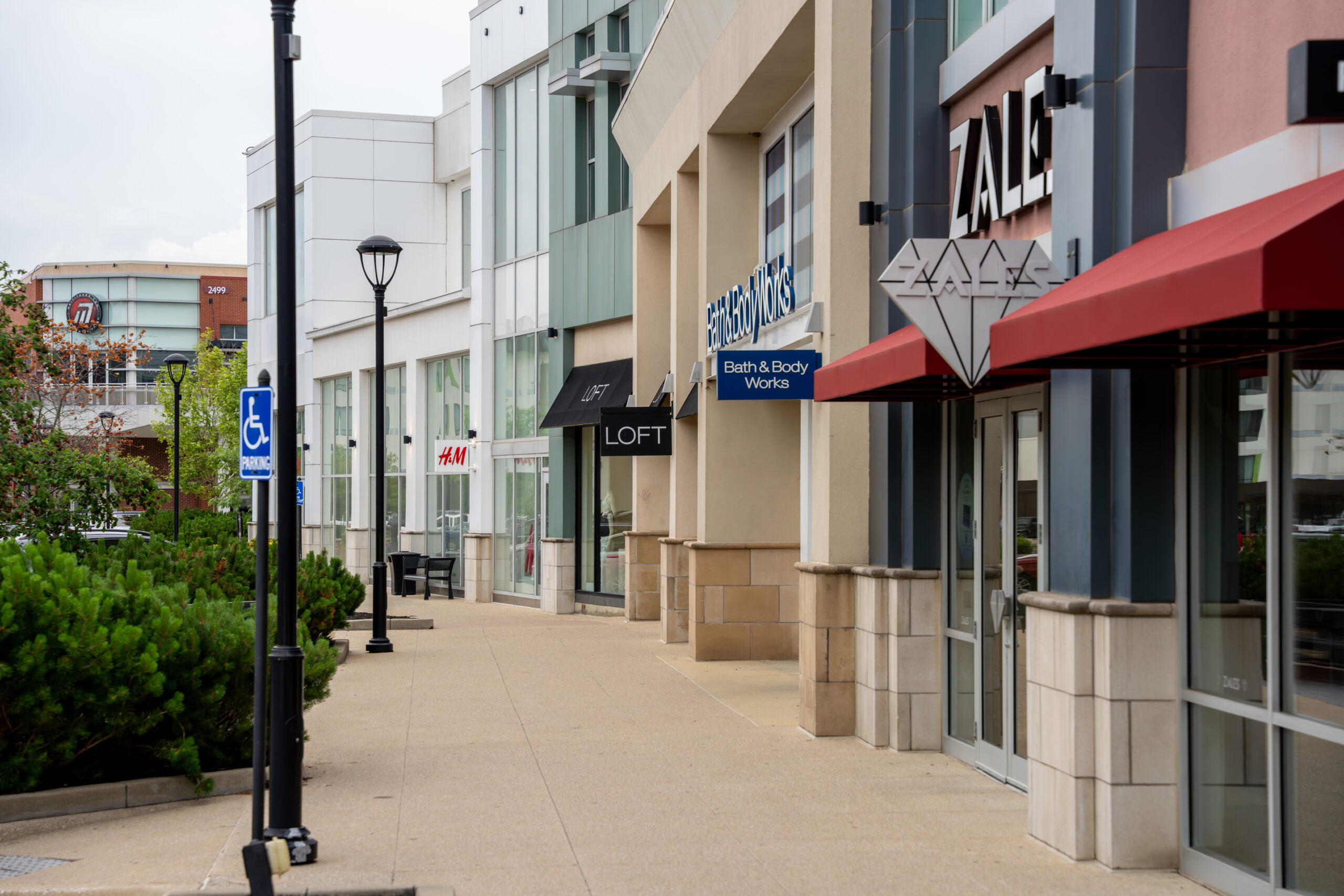 Exterior picture of multiple storefronts in Plainfield, Indiana