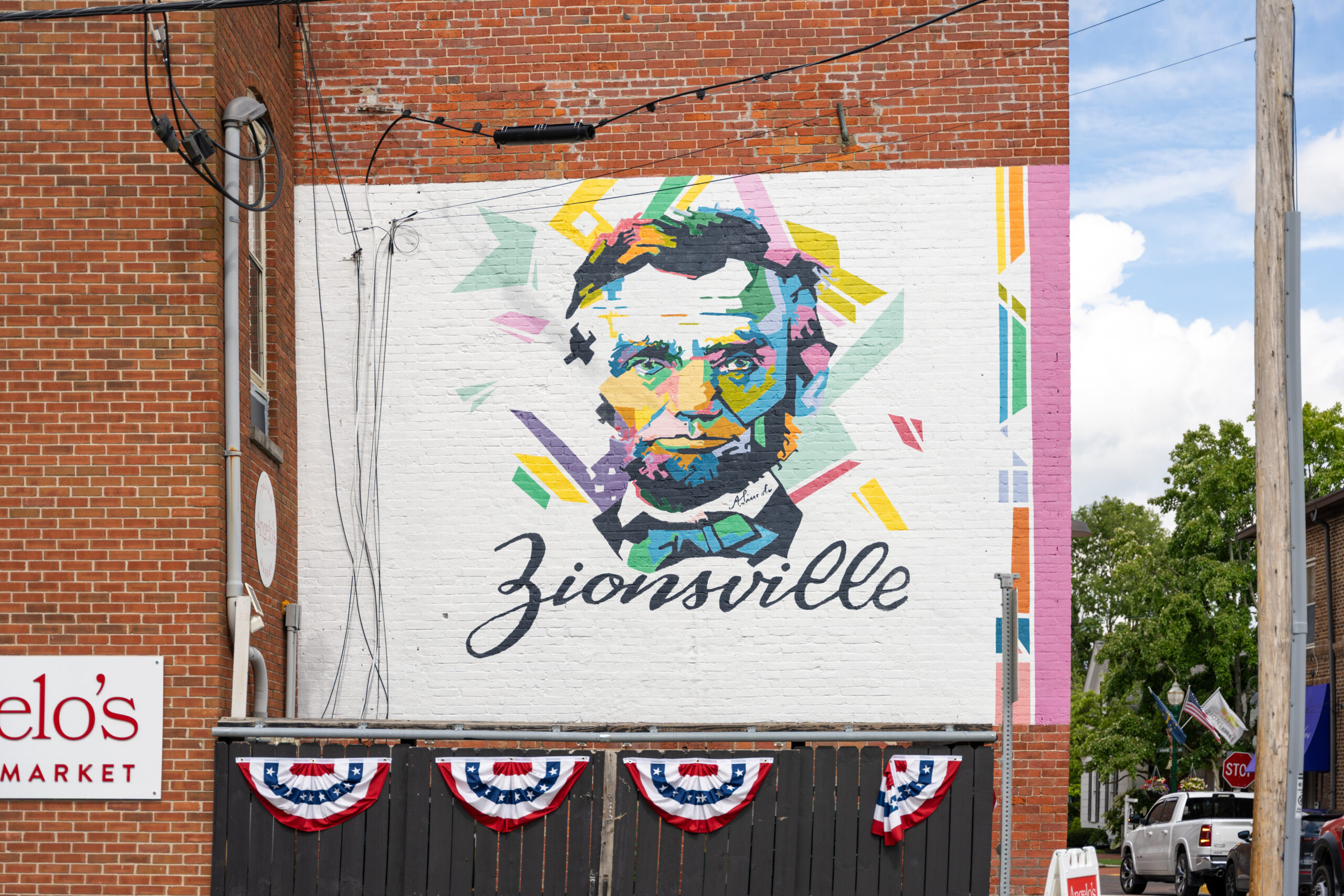 Exterior picture of the Abraham Lincoln mural in Zionsville, Indiana